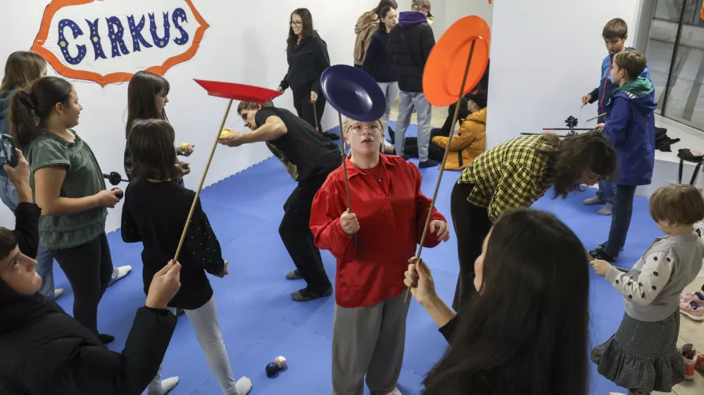 - 18.10.2024 - cirku&scaron;ka delavnica za otroke in mladostnike, ki jo organizira Cona Cent'r//FOTO: Jaka Gasar