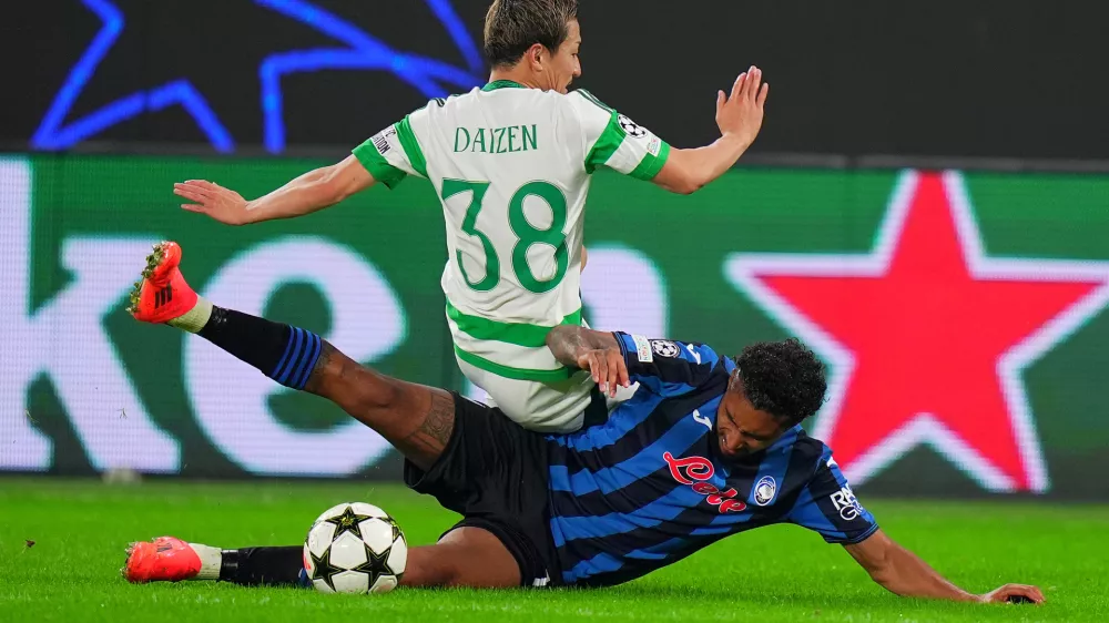 23 October 2024, Italy, Milan: Atalanta's Ederson and Celtic's Daizen Maeda battle for the ball during the UEFA&nbsp;Champions League soccer match between Atalanta BC and Celtic FC at Gewiss Stadium. Photo: Spada/LaPresse via ZUMA Press/dpa - IMPORTANT NOTICE: DFL and DFB regulations prohibit any use of photographs as image sequences and/or quasi-video.