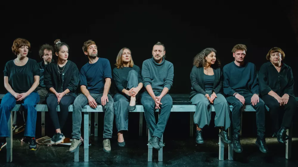 Igralski kolektiv avtorskega projekta Jata v režiji Žige Divjaka sestavljajo Janja Majzelj, Blaž &Scaron;ef, Lara Wolf, Vito Weis, Maru&scaron;a Oblak, Matej Recer, Lina Akif, Primož Bezjak, Damjana Černe in Iztok Drabik Jug. Foto: Ivian Kan Mujezinović