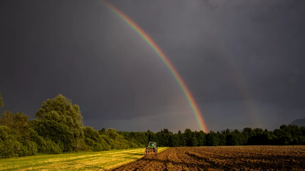 simboličana fotografija, kmetijstvo, obdelava zamlje, oranje, traktor.- 11.06.2021 - Mavrica nad ljubljanskim barjem //FOTO: Bojan Velikonja