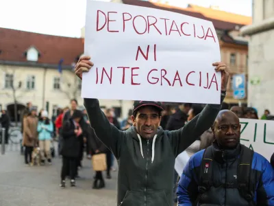 transparent DEPORTACIJA NI INTEGRACIJA- 28.03.2023 &ndash; protest&nbsp; v Ljubljani -&nbsp;protestni shod proti diskriminatornim ukrepom, povezanim z zakonom o tujcih, in težavam, s katerimi se srečujejo prosilci za azil, ki ga pripravljajo nekatere civilnodružbene organizacije, sindikati in prosilci za azil;&nbsp;//FOTO: Bojan Velikonja