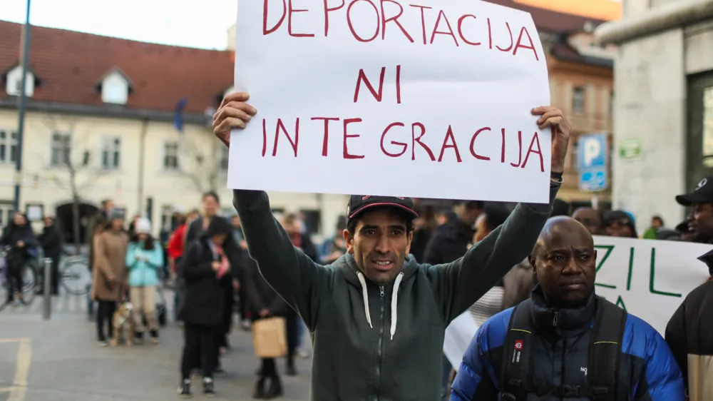 transparent DEPORTACIJA NI INTEGRACIJA- 28.03.2023 &ndash; protest&nbsp; v Ljubljani -&nbsp;protestni shod proti diskriminatornim ukrepom, povezanim z zakonom o tujcih, in težavam, s katerimi se srečujejo prosilci za azil, ki ga pripravljajo nekatere civilnodružbene organizacije, sindikati in prosilci za azil;&nbsp;//FOTO: Bojan Velikonja