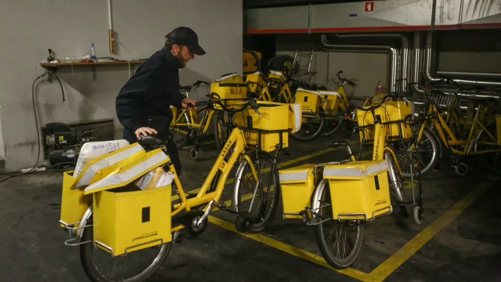 - 13.04.2018 - Tomaž Osolnik, po&scaron;tar - pismono&scaron;a na kolesu &ndash; Po&scaron;ta  //FOTO: Luka Cjuha.