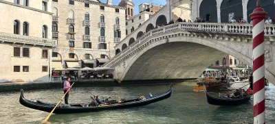 FILED - 05 April 2024, Italy, Venice: A gondola with tourists in front of the Rialto Bridge in the center of Venice. Day trippers to Venice will have to pay ·10 () to spend a couple of hours in the popular Italian destination when the season starts in mid-April next year, the city authorities announced on Thursday. Photo: Christoph Sator/dpa / Foto: Christoph Sator