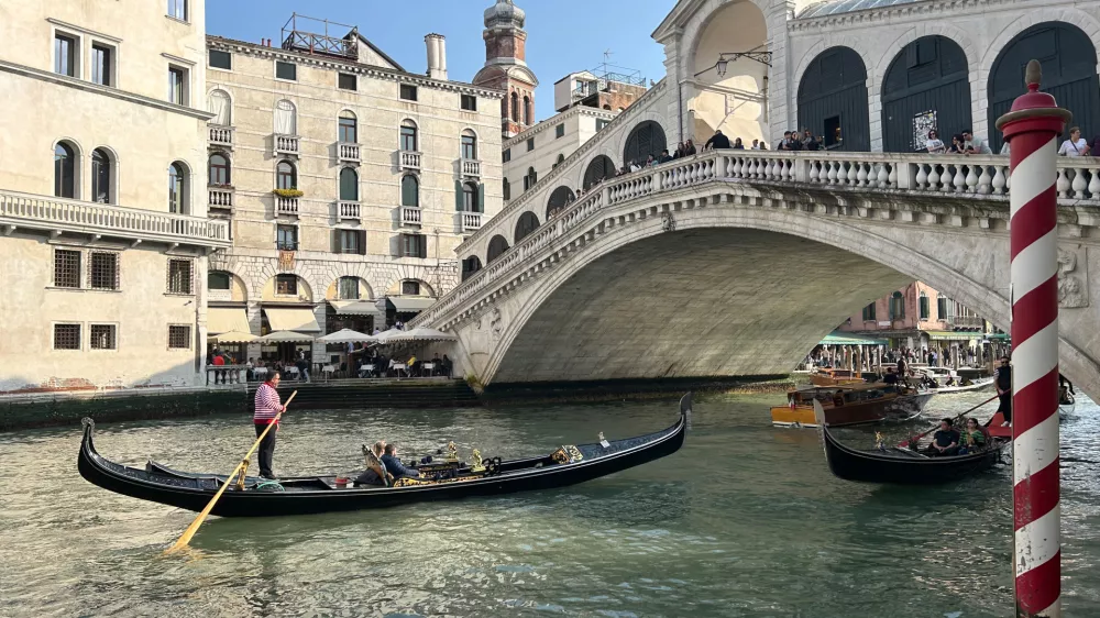 FILED - 05 April 2024, Italy, Venice: A gondola with tourists in front of the Rialto Bridge in the center of Venice. Day trippers to Venice will have to pay &middot;10 ($11) to spend a couple of hours in the popular Italian destination when the season starts in mid-April next year, the city authorities announced on Thursday. Photo: Christoph Sator/dpa / Foto: Christoph Sator