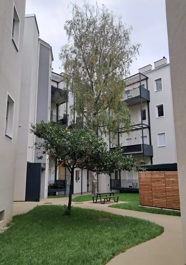 Dunaj si je zadal, da v mestu do leta 2040 ne bi več uproabljali plina za ogrevanje. To želijo doseči tudi za gospodinjstva za kar pa potrebujejo soglasje najemnikov. Ogledali smo si neprofitno večstanovanjsko hi&scaron;o, ki je bila pred prenovo tako dotrajana, da je bila večina stanovanj praznih. Foto: Miha K. Turk 