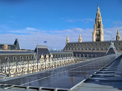 Na strehi dunajske mestne hi&scaron;e je več kot 500 solarnih panelov, ki zagotovijo tretjino energetskih potreb mestne hi&scaron;e- Foto: Miha K. Turk 