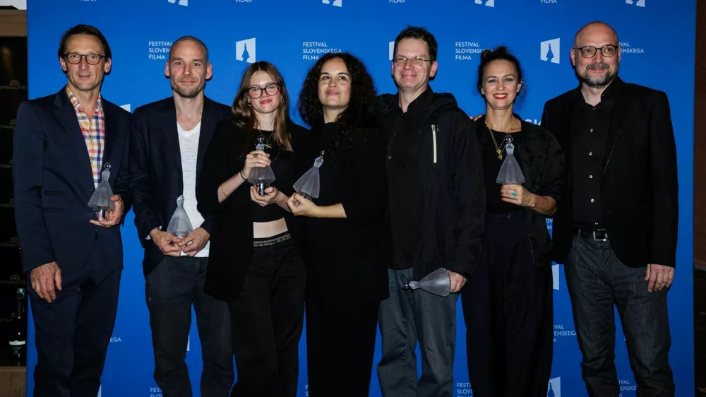Z vesnami nagrajeni ustvarjalci filma Odre&scaron;itve za začetnike: Marko Mandić, Mitja Ličen, Mila Bezjak, Sonja Prosenc, Primož Hladnik, Katarina Stegnar in Boris Benko. F Katja Goljat, Matjaž Ru&scaron;t