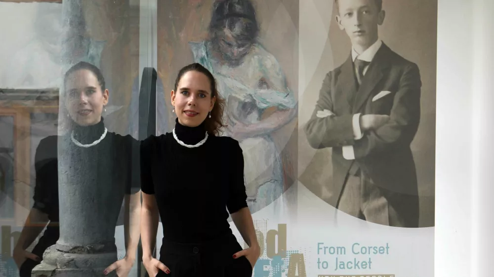  kustosinja Ana Kure. 28.10.2024 - razstava, Od korzeta do žaketaFoto: Tomaž Skale / Foto: 