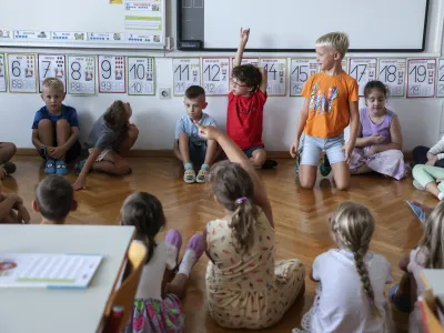 Očitke, da naj bi bili standardi znanja v predlogu novih učnih načrtov osnovnih &scaron;ol zapisani splo&scaron;no in nedoločno, na Zavodu za &scaron;olstvo zavračajo. Fotografija je simbolična. Foto: Jaka Gasar