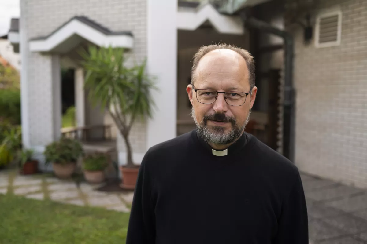 Simon Kvaternik, župnik

Arhitekturno je v Mostah zelo sodobna cerkev. Na Fužinah pa je bila cerkev mi&scaron;ljena kot začasen objekt, dokler ne bi na novi lokaciji zgradili prave cerkve, a se niso uspeli zmeniti. Zdaj smo sprejeli dejstvo, da bo to na&scaron;a cerkev, in bomo v kratkem izvedli obsežnej&scaron;o adaptacijo.&nbsp;Foto: Nik Erik Neubauer