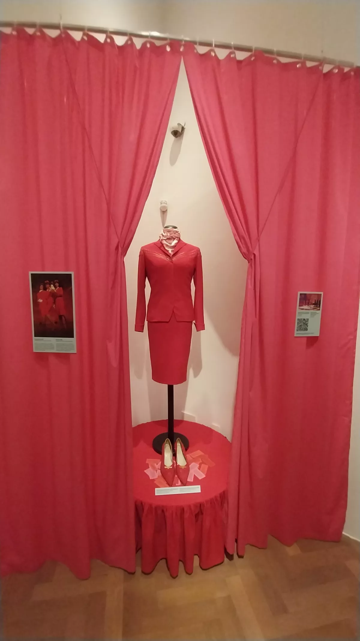 Kostim, ki so ga za razstavo podarile Sestre. Foto: Vesna Levičnik