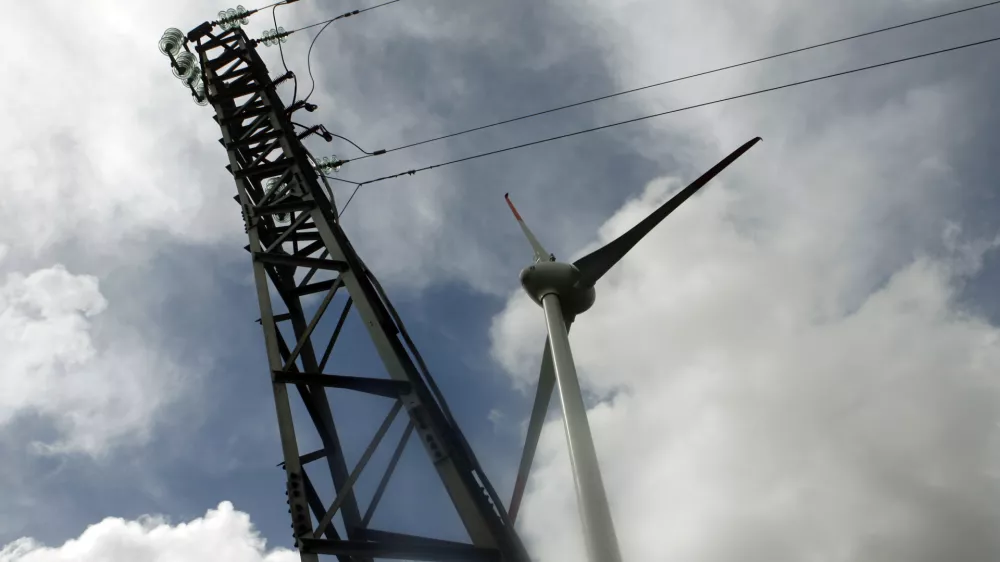 - druga elektrarna na veter v Sloveniji - električni daljnovod, električna energija - energetika - vetrnica - 22.04.2014 Razdrto - Vetrna elektrarna Nanos - stolp vetrnice je visok 53 metrov, elisa meri v premeru 44 metrov, moč naprave pa je 910 kilovatov - proizvedla bo predvidoma 1,6 gigavatne ure električne energije. //FOTO: Bojan Velikonja