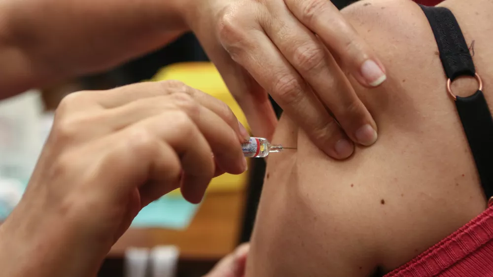 Cepljenje ranljive prebivalce varuje pred resno boleznijo, poudarjajo v ECDC, smiselno pa bi bilo tudi, da ljudje z znaki okužbe dihal ostanejo doma. Foto:&nbsp;Luka Cjuha&nbsp;