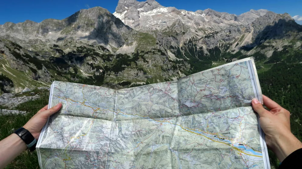 Jesenske barve nas vedno znova navdu&scaron;ujejo in vabijo k doživljanju narave, ki naj bo varno, spo&scaron;tljivo in odgovorno. F Manca Ogrin