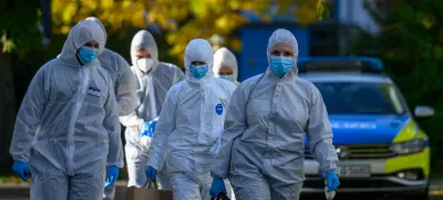 26 October 2024, Saxony, Leipzig: Officers from a crime scene team enter an apartment building in Leipzig, where a seven-year-old girl has died of serious injuries. According to initial findings by the police and the public prosecutor's office, the girl's 13-year-old sister is believed to have caused the injuries. Photo: Hendrik Schmidt/dpa