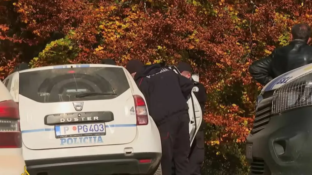 Mo&scaron;ki, ki naj bi se po okolici potikal že več dni, naj bi umoril brata in sestro, ki sta mu celo postregla kosilo. 