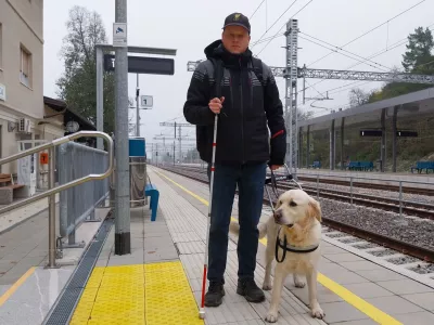 Miha Susman in psica vodnica Gina skupaj premagujeta &scaron;tevilne ovire, občasno pa naletita na težavo pri nadomestnih prevozih z avtobusom. Foto:&nbsp;Vesna Levičnik