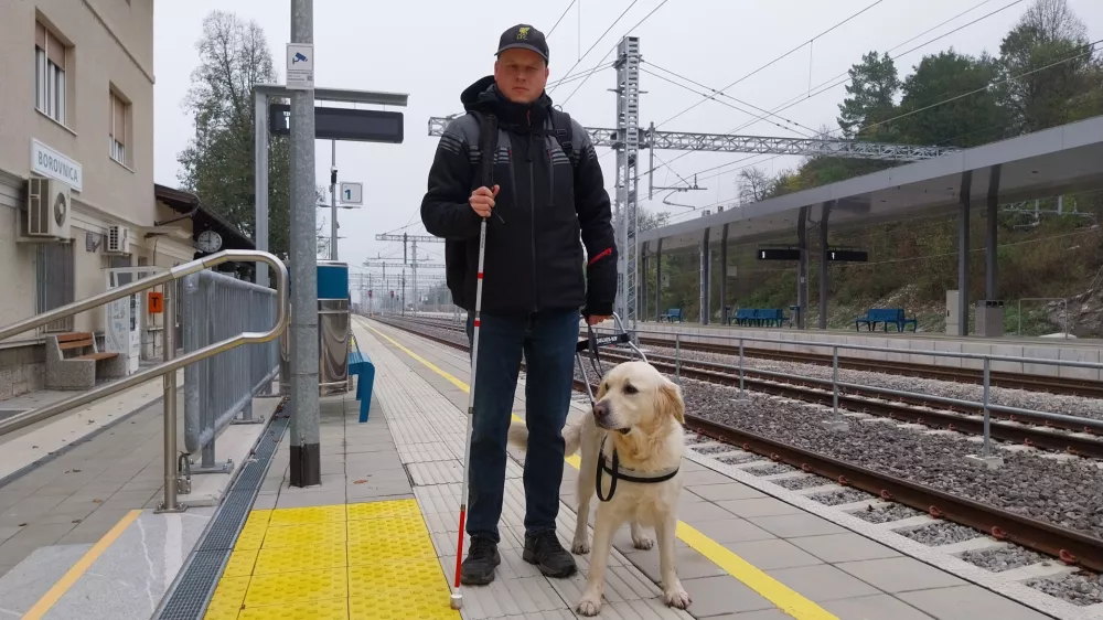 Miha Susman in psica vodnica Gina skupaj premagujeta &scaron;tevilne ovire, občasno pa naletita na težavo pri nadomestnih prevozih z avtobusom. Foto:&nbsp;Vesna Levičnik