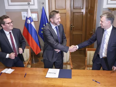 Klemen Bo&scaron;tjančič, Gregor Macedoni- 28.10.2024 - podpis dogovora med ministrom za finance Klemnom Bo&scaron;tjančičem in predstavnikoma občinskih združenj o vi&scaron;ini povprečnine za prihodnji dve leti//FOTO: Jaka Gasar