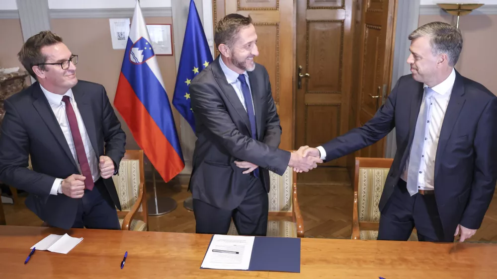 Klemen Bo&scaron;tjančič, Gregor Macedoni- 28.10.2024 - podpis dogovora med ministrom za finance Klemnom Bo&scaron;tjančičem in predstavnikoma občinskih združenj o vi&scaron;ini povprečnine za prihodnji dve leti//FOTO: Jaka Gasar