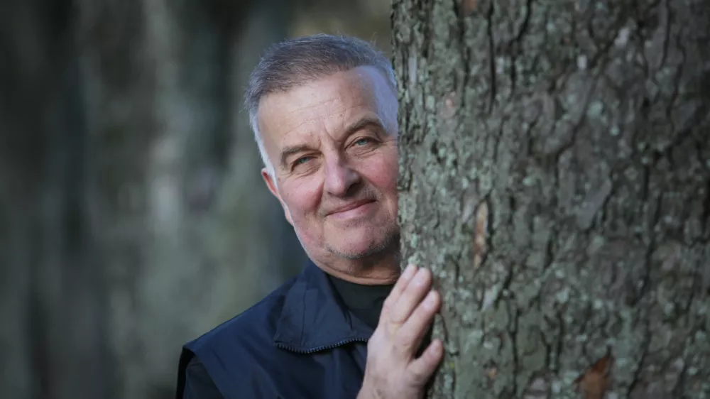 Jernej Jung, legendarni pevec - eden najbolj kontroverznih osebnosti na nekdanji jugoslovansko - slovenski glasbeni sceni je v samozaložbi izdal dvojno promocijsko zgo&scaron;čenko Zaznamovan - album z vsemi posnetki izpred 40 let//FOTO: Luka Cjuha