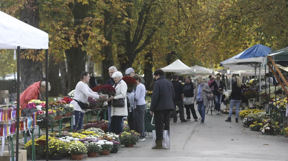 &Scaron;e vse do sobote bo mogoče pod kostanjevim drevoredom pri Plečnikovih Žalah kupiti cvetni aranžma in sveče. Foto: Luka Cjuha