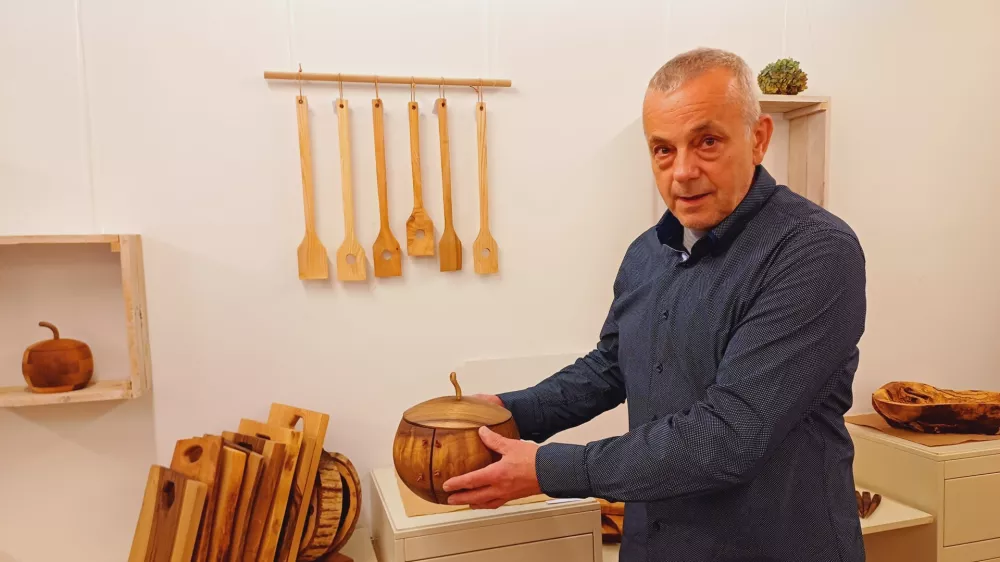 Pri ustvarjanju uporabnih izdelkov Janez Jankovec izhaja iz naravne lepote lesa in pestrosti form, ki jih ta material ponuja.&nbsp;Foto: Tina Jereb