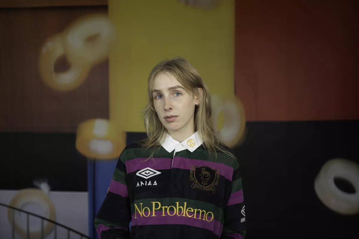 Lucija Rosc, vizualna umetnica

Vedno mi je namreč zanimivo, da so v Kinu &Scaron;i&scaron;ka, če gre&scaron; tja dopoldne na kavo in zvečer na dogodek, čisto drugi ljudje. Foto: Nik Erik Neubauer