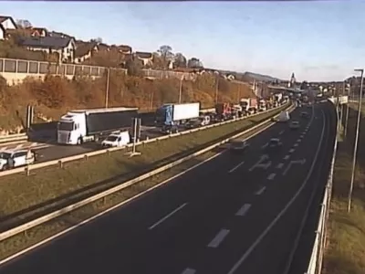 Zaradi popolne zapore ceste se je zastoj na Dolenjski avtocesti raz&scaron;iril od razcepa Malence do &Scaron;marja-Sap. Foto: Dars