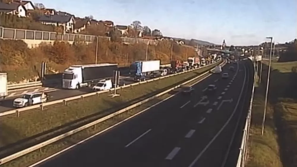 Zaradi popolne zapore ceste se je zastoj na Dolenjski avtocesti raz&scaron;iril od razcepa Malence do &Scaron;marja-Sap. Foto: Dars