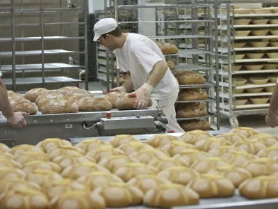 kruh - pekPekarna Grosuplje, proizvodnja kruha, svežega peciva in sla&scaron;čic, Gasilska cesta 2, //FOTO: Jaka AdamičOPOMBA: ZA OBJAVO V PRILOGI &ndash; DNEVNIKOV OBJEKTIV - REPORTAŽA O KRUHU