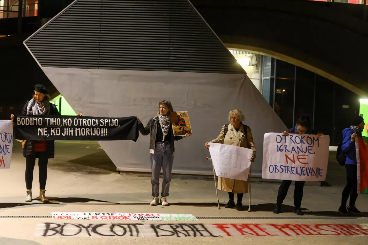 30.10.2024 -&nbsp;zbor predstavnikov Gibanja za pravice Palestincev pred ko&scaron;arkarsko tekmo med slovenskim klubom Cedevita Olimpija in izraelskim klubom Hapoel Bank Yahav Jerusalem, na katerem bodo izrazili podporo Palestincem ter nasprotovanje sodelovanju Izraela na mednarodnih &scaron;portnih tekmovanjih.FOTO: LUKA CJUHA