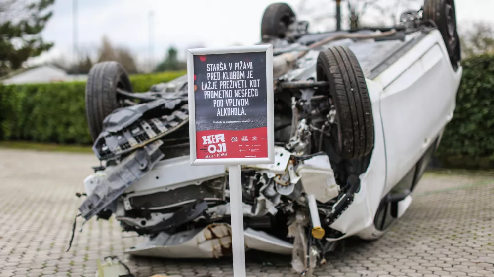 simbolična fotografija, prometna varnost, vožnja pod vpivom alkohola - prometna nesreča - 27.11.2018 - novinarska konferenca s predstavitvijo rezultatov vseslovenske iniciative za manj voženj mladih pod vplivom alkohola Heroji furajo v pižamah; //FOTO: Bojan Velikonja