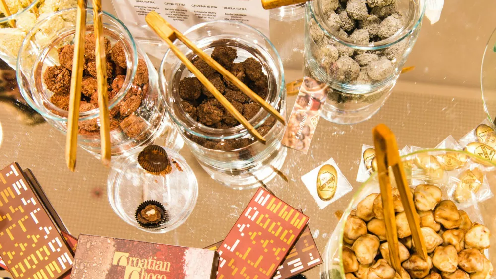 Ekskluzivni čokoladni izdelki, vrhunske dobrote in atraktiven program bodo zaznamovali 16. Festival čokolade v Opatiji, ki bo potekal v novem terminu od 11. do 13. novembra. Tri dni v drugem vikendu novembru bo Opatija postala &raquo;meka&laquo; za ljubitelje &raquo;sladkih užitkov&laquo;, ki jih čaka priložnostna ponudba, zasnovana posebej za to prireditev. Osrednje dogajanje največje in najstarej&scaron;e hrva&scaron;ke prireditve, posvečeno vsem ljubemu živilu, sejem &raquo;Čokoladna čarovnija&laquo; v centru Gervais združuje več kot dvajset &raquo;craft&laquo; proizvajalcev čokoladnih sla&scaron;čic, leto&scaron;nja novost pa so družinska kmetijska gospodarstva s paleto čokoladnih izdelkov, ki bodo na&scaron;li svoj prostor na prvem nadstropju opatijskega kulturnega centra. Festival čokolade je prizori&scaron;če, kjer se promovira edinstvena ponudba izvrstnih blagovnih znamk iz Hrva&scaron;ke in regije, ki imajo izviren pristop pri snovanju svojih čokoladnih stvaritev. Zato bodo na sejmu &raquo;Čokoladna čarovnija&laquo; predstavili ekskluzivno ponudbo redkih in težko dostopnih dobrot, prepoznavnih po presenetljivih in občudovanja vrednih okusih. Vrata centra Gervais bodo odprta v petek, 11. novembra, od 14. do 21. ure, v soboto, 12. novembra, od 9. do 21. ure ter v nedeljo, 13. novembra, od 9. do 19. ure. 