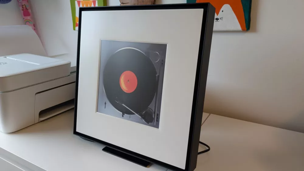 Samsungov okvir za slike music frame v živo izpade dokaj velik in je primernej&scaron;i za prostorne sobe.