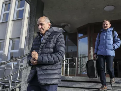 predsednik SDS Janez Jan&scaron;a, Franci Matoz, odvetnik Janeza Jan&scaron;e- 22.12.2022 &ndash; Okrožno sodi&scaron;če Kranj &ndash; od&scaron;kodninska tožba predsednika SDS Janeza Jan&scaron;e zoper sodnike in nekdanjo tožilko zaradi sodnega procesa Patria v vi&scaron;ini 900 tisoč evrov. //FOTO: Jaka Gasar