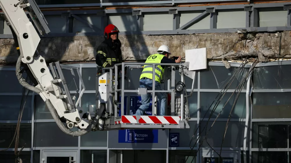 A rescue team inspects the area where a part of a roof of a railway station collapsed in Novi Sad, Serbia November 2, 2024. REUTERS/Marko Djurica