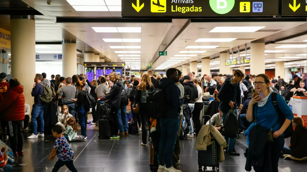 04 November 2024, Spain, Barcelona: People stand at Barcelona-El Prat Airport in El Prat de Llobregat near Barcelona. The airport has diverted several flights due to heavy rain and storms. Photo: Kike Rinc&oacute;n/EUROPA PRESS/dpa