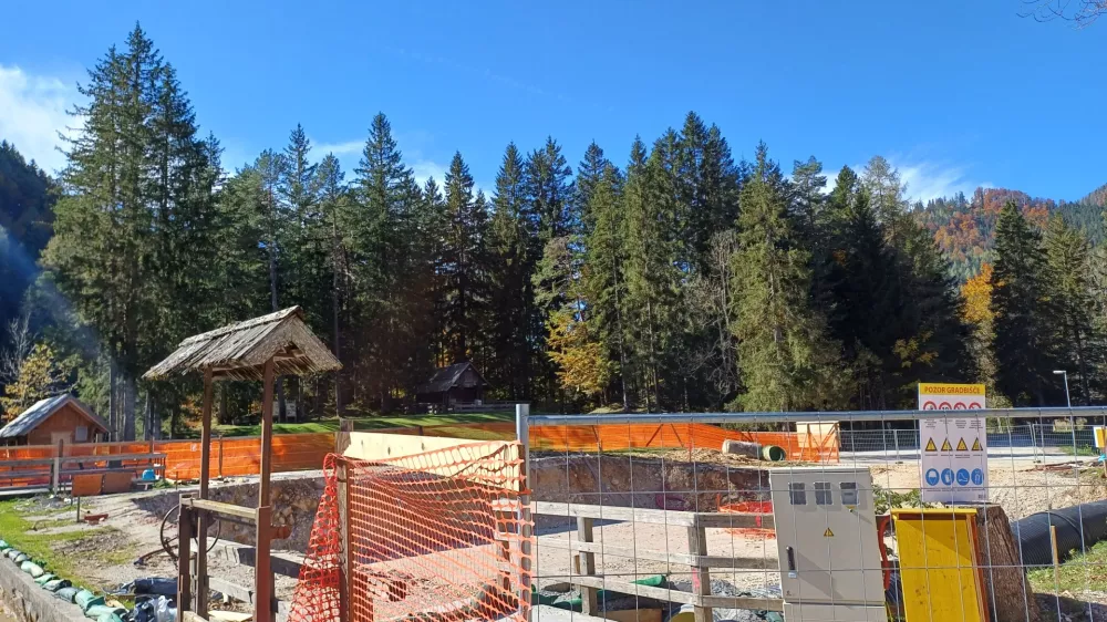 Mnogi obiskovalci Jezerskega so te dni presenečeni, ko ob Plan&scaron;arskem jezeru namesto na gostilni&scaron;ki živžav naletijo na varnostno ograjo in brnenje gradbenih strojev.&nbsp;Foto: Tina Jereb