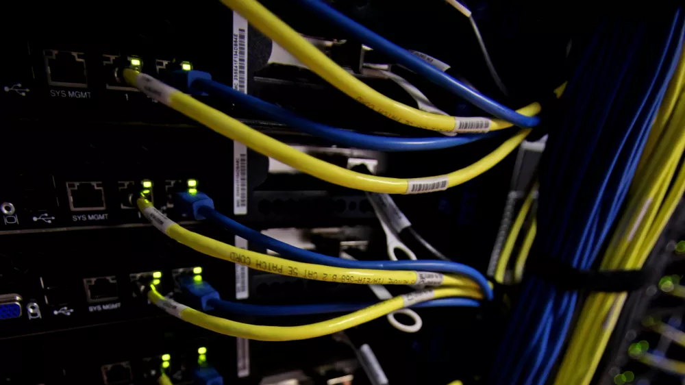 - superračunalnik na Krasu, ki sta ga skupaj zgradila primorsko podjetje Arctur in IBM//FOTO: Matej Pov&scaron;eOPOMBA: ZA OBJAVO V PRILOGI - DNEVNIKOV OBJEKTIV - REPORTAŽA