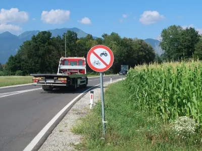 Obvoznica Hotemaže&ndash;Britof, traktor, prepoved vožnje Foto: Tatjana Pihlar 