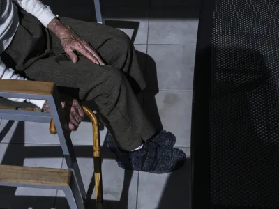 Na nas se je obrnila bralka, katere mama že vrsto let živi z alzheimerjevo boleznijo. Zaradi pljučnice so jo odpeljali v UKC Ljubljana, kjer pa so z njo ravnali, kot da je nepri&scaron;tevna. Fotografija je simbolična. Foto: Jaka Gasar&nbsp;