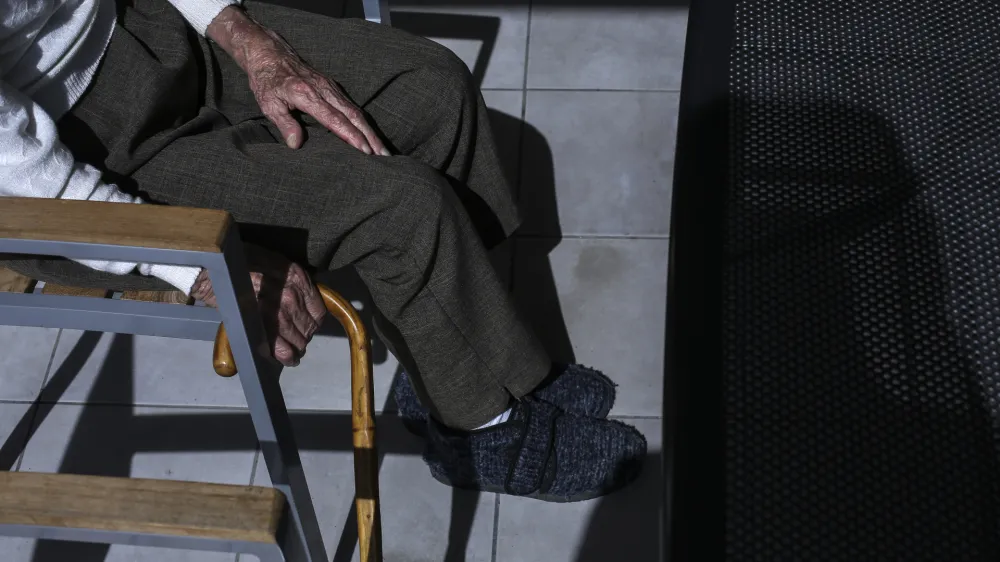 Na nas se je obrnila bralka, katere mama že vrsto let živi z alzheimerjevo boleznijo. Zaradi pljučnice so jo odpeljali v UKC Ljubljana, kjer pa so z njo ravnali, kot da je nepri&scaron;tevna. Fotografija je simbolična. Foto: Jaka Gasar&nbsp;