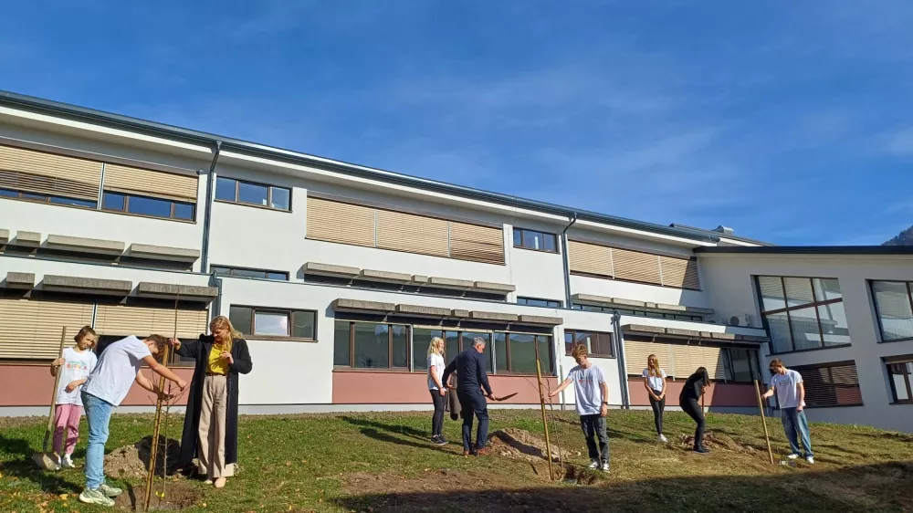Ponedeljkov začetek pouka po jesenskih počitnicah je odslej novi mejnik bistri&scaron;ke &scaron;ole. Počastili so ga z zasaditvijo treh sadnih dreves. Foto: Tina Jereb