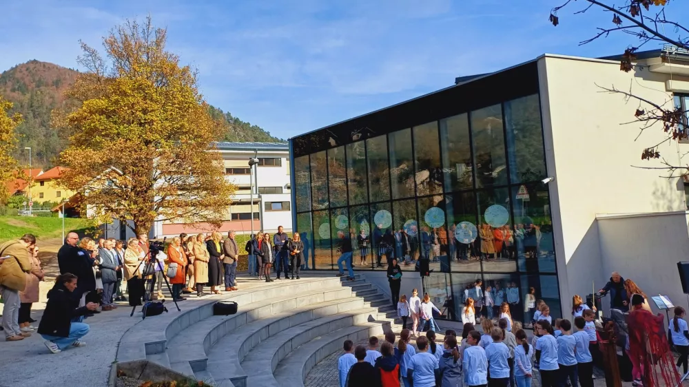 Ob koncu obnove v požaru po&scaron;kodovane osnovne &scaron;ole Bistrica so včeraj priredili slavnostni dogodek. Foto: Tina Jereb