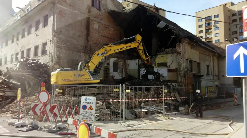 Hotel Po&scaron;ta je že nekaj let predstavljal nevarnost za občane in mimoidoče. Foto: Eva Branc