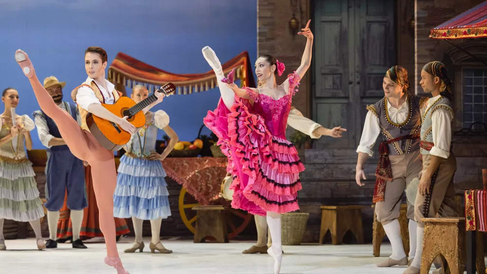 Romantični balet Don Kihot na glasbo Ludwiga Minkusa v originalu obsega &scaron;tiri dejanja, v tokratni postavitvi koreografa Denisa Matvienka v SNG Opera in balet Ljubljana pa je pokraj&scaron;an na dva dela. Foto: Darja &Scaron;travs Tisu