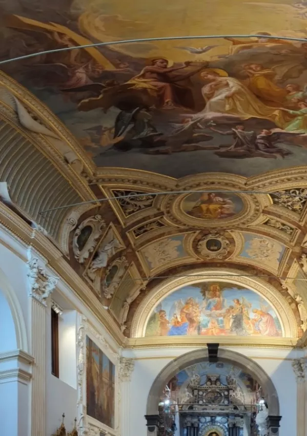 Panoramski pogled v cerkvi, ki se po mukotrpnem delu strokovnjakov kar ble&scaron;či od lepote. / Foto: Daf