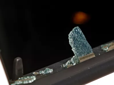 vandalizem - objestnost - uničevanje tuje lastnine - kraja - vlom v vozilo - tatvina - razbito avtomobilsko steklo- 24.07.2014 - POLICIJA - prikaz pomanjkljivosti samoza&scaron;čitnega ravnanja, ki so najpogostej&scaron;i vzrok za premoženjska kazniva dejanja povezana z vlomi v vozila in tatvine vozil//FOTO: Bojan Velikonja